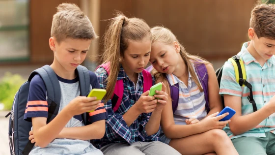 Com que idade as crianças devem ter um celular?