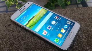 O Samsung Galaxy S5 terá uma versão em metal e uma versão em plástico