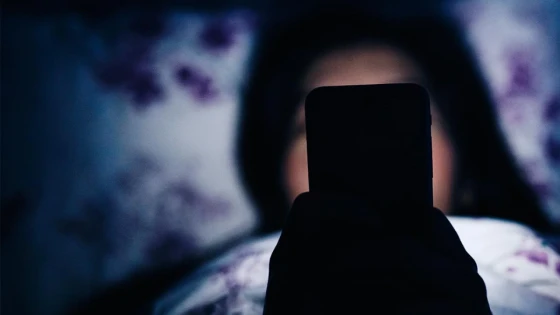 Viciado no seu celular à noite? A luz do aparelho afeta seu cérebro