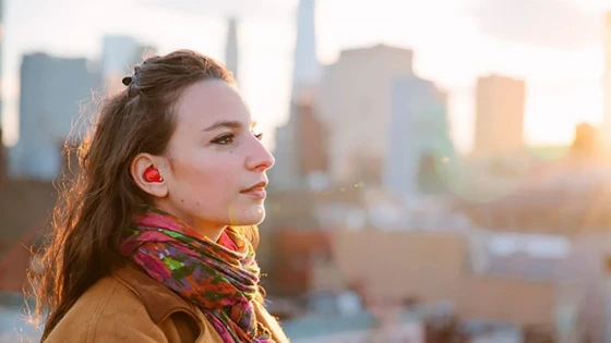 Dispositivo auricular traduz idiomas estrangeiros em tempo real