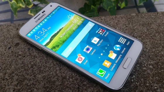 O Samsung Galaxy S5 terá uma versão em metal e uma versão em plástico